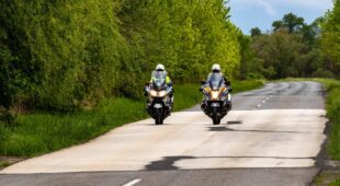 Verkehrsüberwachung per Motorrad – standardisiertes Verfahren?