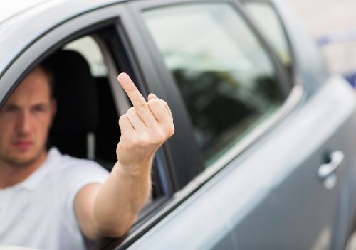 Nötigung mit Stinkefinger im Straßenverkehr: Schmerzensgeld?