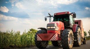 Traktor – Kollision beim Abbiegen mit Überholendem