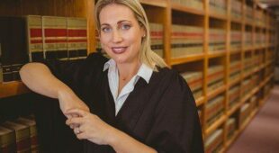 “spezialisierte Rechtsanwältin für Arbeitsrecht”