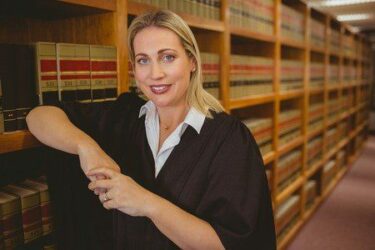 “spezialisierte Rechtsanwältin für Arbeitsrecht”