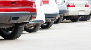 Parkplatzunfall – Kollision beim Rückwärtsfahren