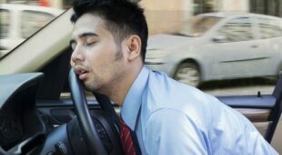 Verkehrsunfall durch Einschlafen am Steuer grob fahrlässig?
