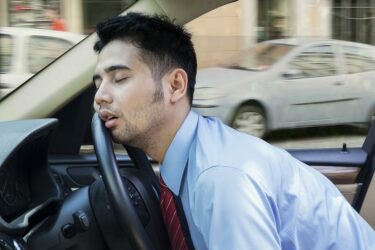 Verkehrsunfall durch Einschlafen am Steuer grob fahrlässig?