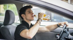Haftung eines Automieters bei einem Verkehrsunfall und grob fahrlässiges Verhalten durch Trinken