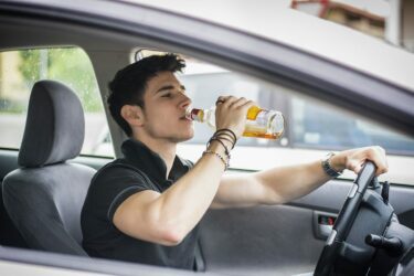 Haftung eines Automieters bei einem Verkehrsunfall und grob fahrlässiges Verhalten durch Trinken