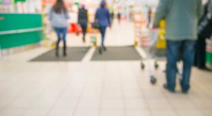 Verkehrssicherungspflicht eines Supermarktes gegen Rutschgefahr im Eingangsbereich auf Grund von witterungsbedingter Nässe