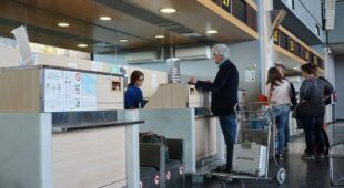 Verspätung von Fluggästen – muss Luftfahrtunternehmen verspätet angekommene Passagiere noch abfertigen?