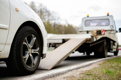 Verkehrsunfall: Versicherung des Schädigers muss Fahrzeugreinigungskosten und Fahrzeugverbringungskosten zahlen