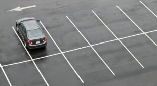 Falschparken – Besitzentziehung eines Parkplatzes im öffentlichen Verkehrsraum