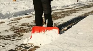 Verkehrssicherungspflicht bei Schnee- und Eisglätte – Winterdienst für Grundstückseigentümer