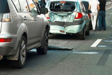 Verkehrsunfall: Auffahren auf ein langsam überholendes Fahrzeug auf der Autobahn