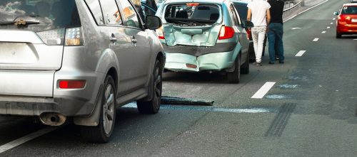 Verkehrsunfall: Auffahren auf ein langsam überholendes Fahrzeug auf der Autobahn