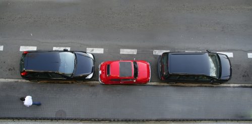 Eingeparkt – umliegende Fahrzeuge beim Wegschieben beschädigt – zahlt Kfz-Haftpflichtversicherung?