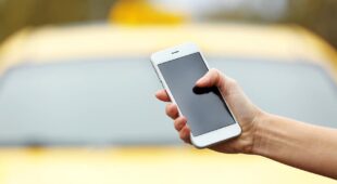 Mobilfunktelefon für Dritten aus Auto geholt und beschädigt – Haftung