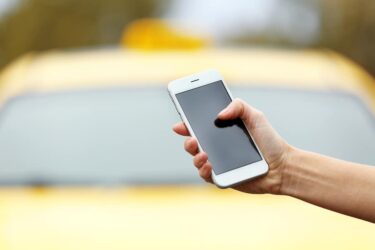 Mobilfunktelefon für Dritten aus Auto geholt und beschädigt – Haftung