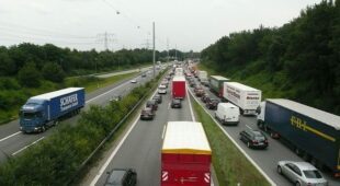 Verkehrsunfall: Zurücktreten der Betriebsgefahr wegen unachtsamen Fahrspurwechsels