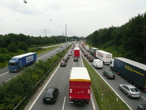 Verkehrsunfall: Zurücktreten der Betriebsgefahr wegen unachtsamen Fahrspurwechsels