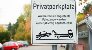 Privatparkplatz – Zustandekommen eines Parkplatzbenutzungsvertrags – Zahlungspflicht