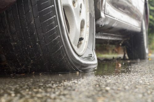 Verkehrsunfall: Haftung bei sich lösendem Reifen und Überfahren des Reifens