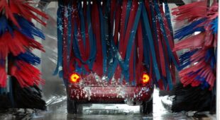 Autowaschanlage: Fahrzeugbeschädigung aufgrund der Fehlbenutzung