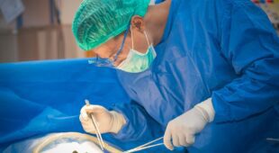 Arzthaftung: Schmerzensgeld nach misslungener Operation mit Dauerfolgen