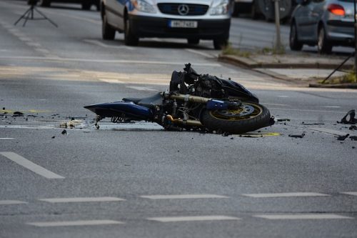 Verkehrssicherungspflichtverletzung: Sturz eines Motorradfahrers wegen Rollsplitts nach Straßenausbesserungsarbeiten