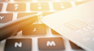 Kreditkartenvertrag: Abbuchung ohne vorherige Rechnungszusendung zulässig?