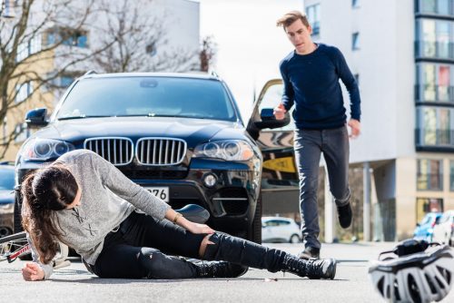 Verkehrsunfall: Schmerzensgeld für Rippenbruch, Prellungen und Schürfwunden als Unfallverletzung