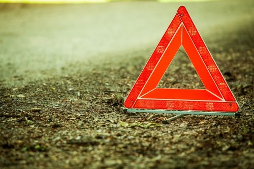 Verkehrsunfall: Abgrenzung einer Straße von einem Feldweg