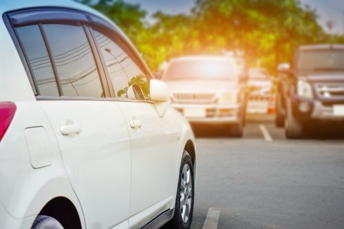 Verkehrsunfall: Vorfahrtsregelung "rechts vor links" auf öffentlichem Parkplatz