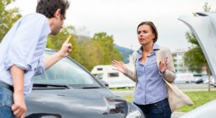 Verkehrsunfall – Schadensersatz bei fiktiver Schadensabrechnung und Weiternutzung