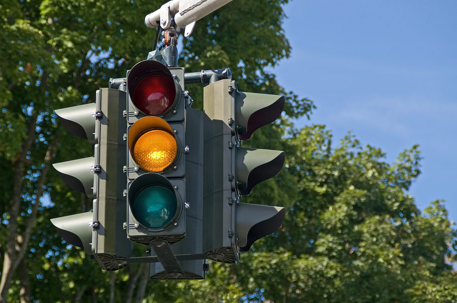 Verkehrsunfall: Starkes Abbremsen vor einer auf Gelb springenden Ampel Verkehrsunfall: Starkes Abbremsen vor einer auf Gelb springenden Ampel