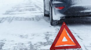 Verkehrsunfall bei starkem Schneefall mit einem entgegenkommenden Fahrzeug