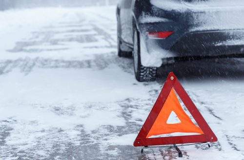 Verkehrsunfall bei starkem Schneefall mit einem entgegenkommenden Fahrzeug