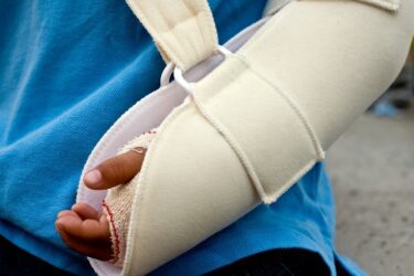 Unterfallversicherung: Invaliditätsentschädigung nach körperfernen Trümmerbruch von Elle und Speiche