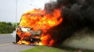 Kfz-Halterhaftung für Explosion eines abgestellten Fahrzeug aufgrund auslaufenden Benzins