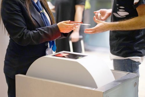 Flugbeförderungsvertrag: Abbedingung Kündigungsrechts des Passagiers zulässig?