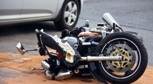 Motorradunfall während der Fahrschulausbildung – Schmerzensgeldanspruch des Motorradfahrschülers