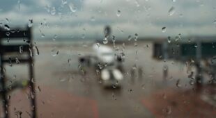 Flugannullierung – Ausgleichsanspruch bei rutschiger Landebahn bei Regen und starkem Wind