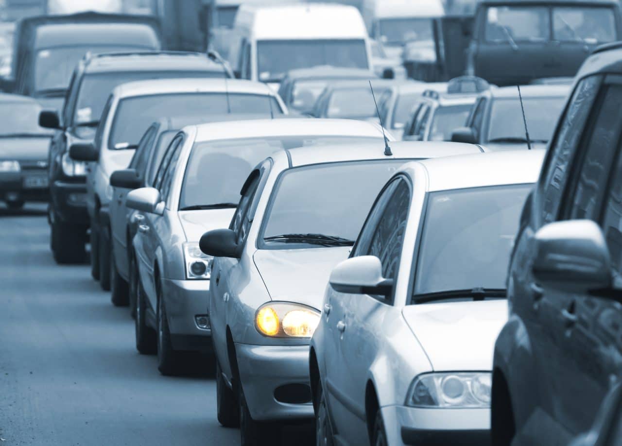 Überholen einer Fahrzeugkolonne – Haftung bei Verkehrsunfall