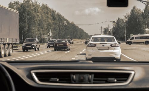 Verkehrsunfall: Einscheren nach Überholvorgang ohne Einhaltung des erforderlichen Sicherheitsabstandes