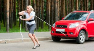 Falschparker – Wegschieben des Fahrzeugs und Beschädigung