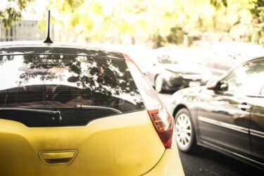 Verkehrsunfall: Kollision zwischen ausparkenden Fahrzeug und Falschparker