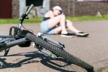 Verkehrsunfall – Anspruch einer Fahrradfahrerin auf Schadensersatz und Schmerzensgeld