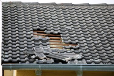 Verkehrssicherungspflicht Hauseigentümer – Ablösung einer Dachziegel bei Sturm