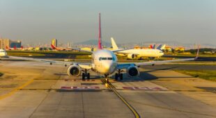 Flugannullierung – Kollision zweier Flugzeuge auf dem Weg zur Start- und Landebahn
