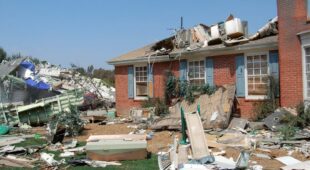 Ablösung von Gebäudeteilen durch einen Orkan – Haftung des Eigentümers