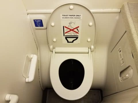 Flugverspätung wegen Verstopfung der Flugzeugtoiletten