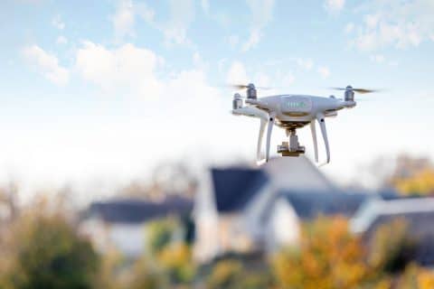Wann ist ein Drohnenabschuss bei Überflug über das eigene Grundstück zulässig?
